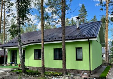 Одноэтажный дом c террасой и красивой двухскатной кровлей